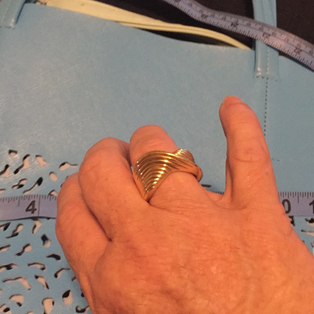 Jewelry - Gold tone ring